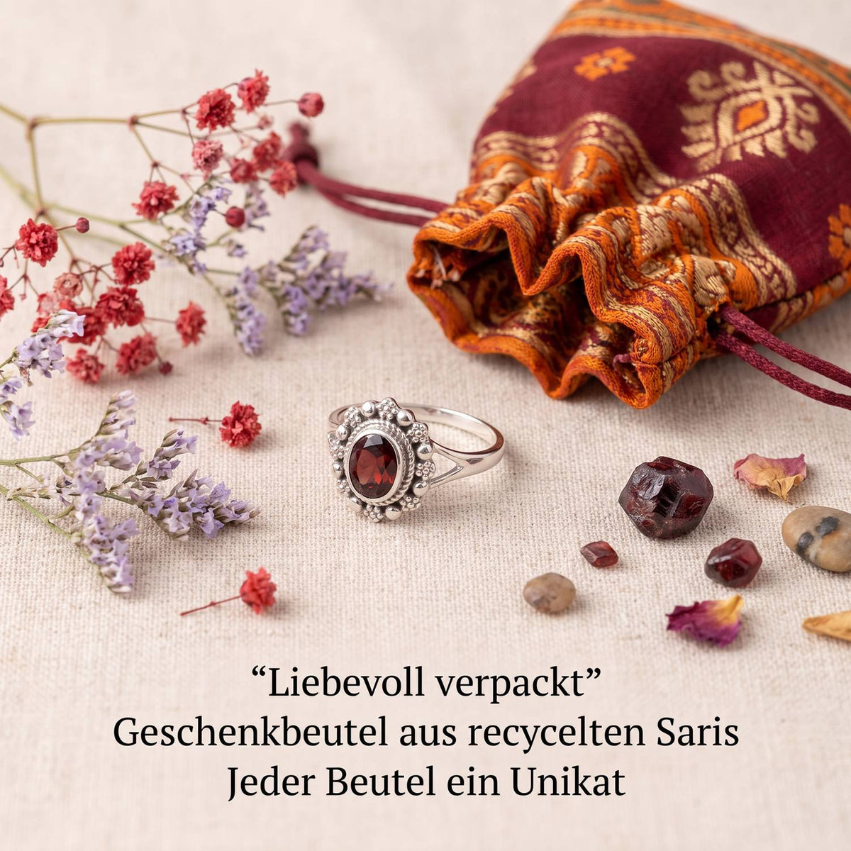 Silberring mit Granat und Geschenkbeutel aus recyceltem Sari