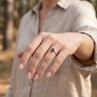 [KI] Granatring aus Silber getragen an der Hand im Freien