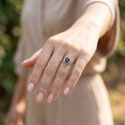 [KI] Granatring aus Silber getragen an der Hand im Freien