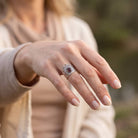 [KI] Granatring aus Silber getragen an der Hand im Freien