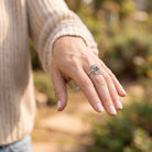 [KI] Granatring aus Silber getragen an der Hand im Freien