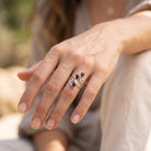 [KI] Granatring aus Silber getragen an der Hand im Freien
