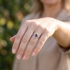 [KI] Granatring aus Silber getragen an der Hand im Freien