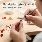 [KI] Handgefertigter Silberring mit Granat bei der Schmuckherstellung