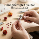 [KI] Handgefertigter Silberring mit Granat bei der Schmuckherstellung