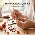 [KI] Handgefertigter Silberring mit Granat bei der Schmuckherstellung