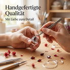 [KI] Handgefertigter Silberring mit Granat bei der Schmuckherstellung