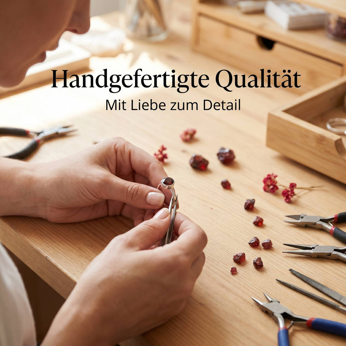 Handgefertigter Silberring mit Granat bei der Schmuckherstellung