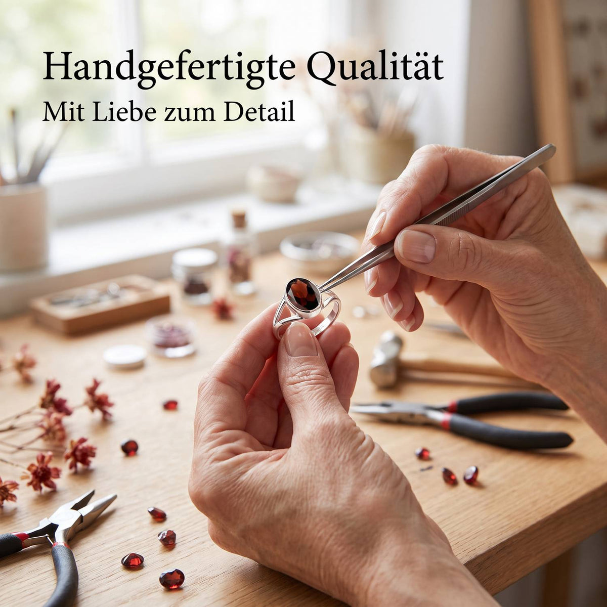 Handgefertigter Silberring mit Granat bei der Schmuckherstellung