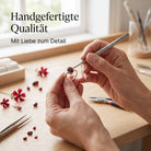 [KI] Handgefertigter Silberring mit Granat bei der Schmuckherstellung