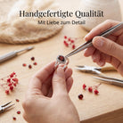 [KI] Handgefertigter Silberring mit Granat bei der Schmuckherstellung
