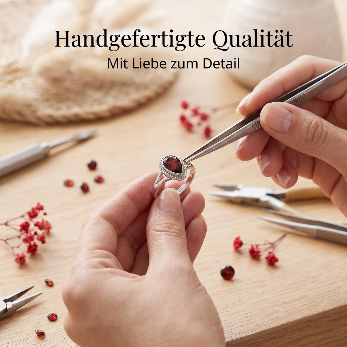 Handgefertigter Silberring mit Granat bei der Schmuckherstellung
