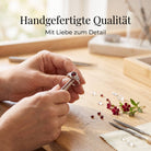 [KI] Handgefertigter Silberring mit Granat bei der Schmuckherstellung