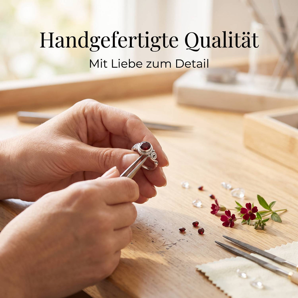 Handgefertigter Silberring mit Granat bei der Schmuckherstellung