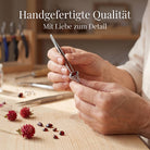 [KI] Handgefertigter Silberring mit Granat bei der Schmuckherstellung