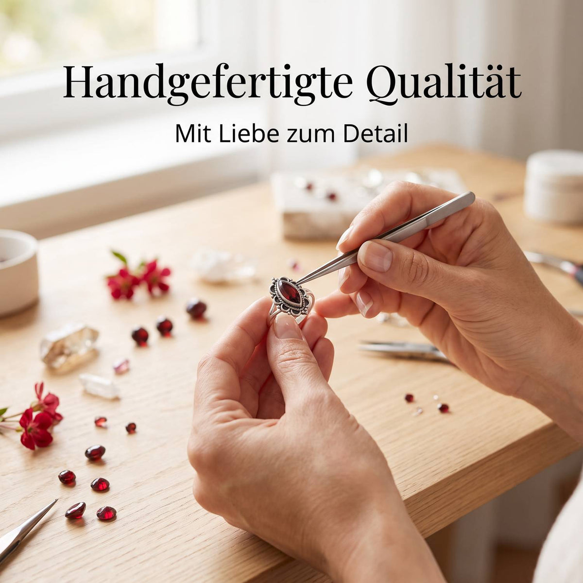 Handgefertigter Silberring mit Granat bei der Schmuckherstellung