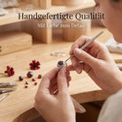 [KI] Handgefertigter Silberring mit Granat bei der Schmuckherstellung