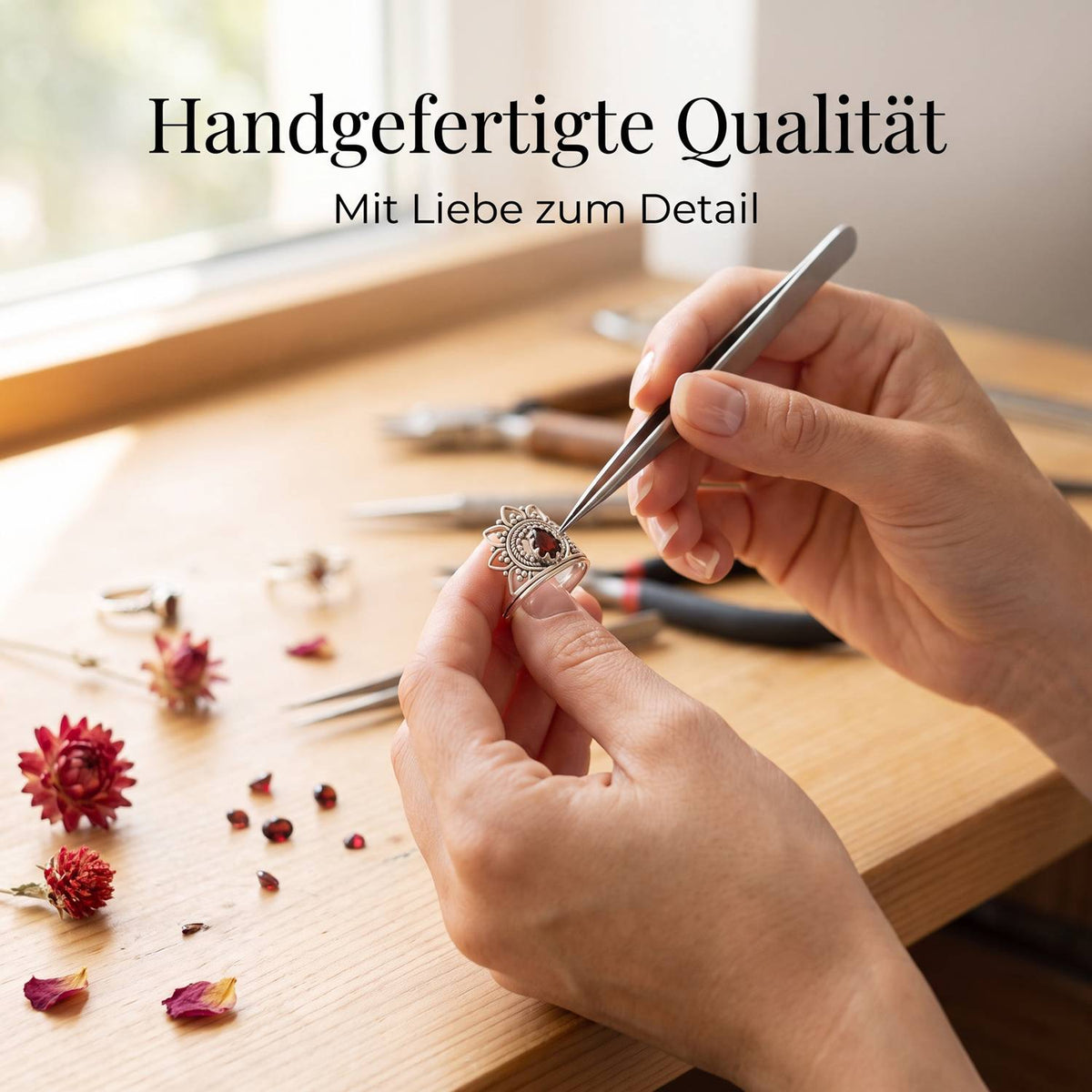 Handgefertigter Silberring mit Granat bei der Schmuckherstellung