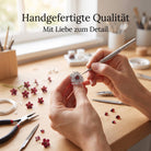 [KI] Handgefertigter Silberring mit Granat bei der Schmuckherstellung