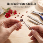 [KI] Handgefertigter Silberring mit Granat bei der Schmuckherstellung