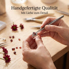 [KI] Handgefertigter Silberring mit Granat bei der Schmuckherstellung