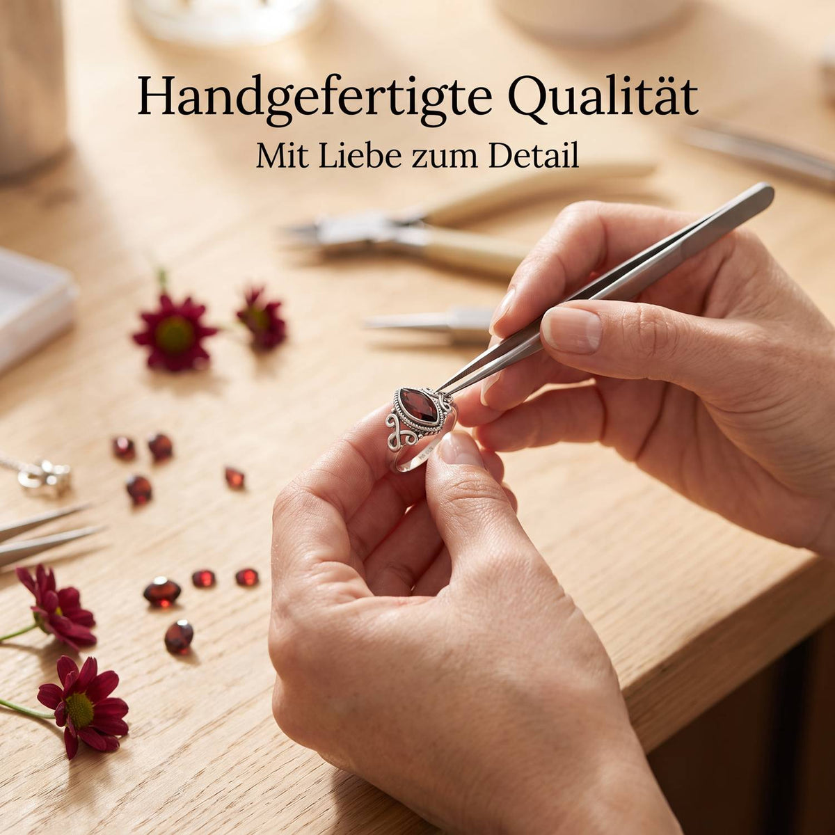 Handgefertigter Silberring mit Granat bei der Schmuckherstellung