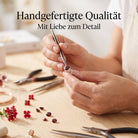 [KI] Handgefertigter Silberring mit Granat bei der Schmuckherstellung