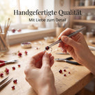 [KI] Handgefertigter Silberring mit Granat bei der Schmuckherstellung