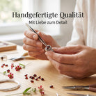[KI] Handgefertigter Silberring mit Granat bei der Schmuckherstellung