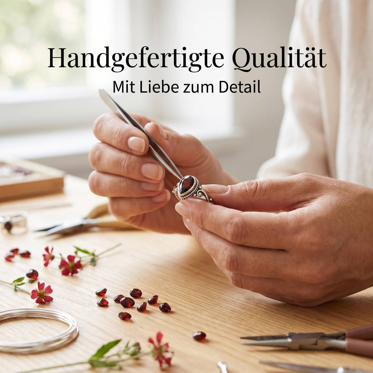 Handgefertigter Silberring mit Granat bei der Schmuckherstellung