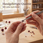 [KI] Handgefertigter Silberring mit Granat bei der Schmuckherstellung