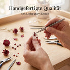 [KI] Handgefertigter Silberring mit Granat bei der Schmuckherstellung