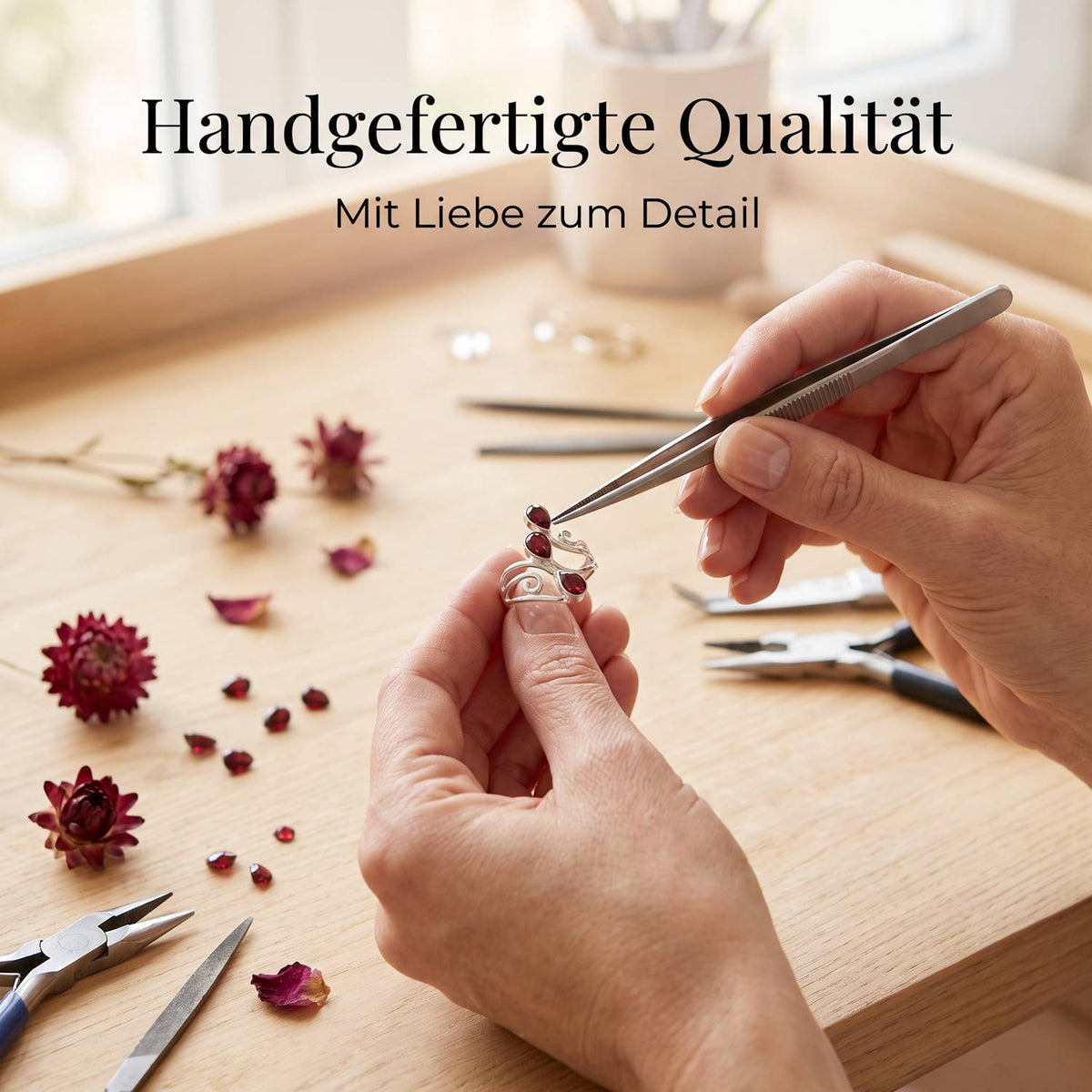 Handgefertigter Silberring mit Granat bei der Schmuckherstellung