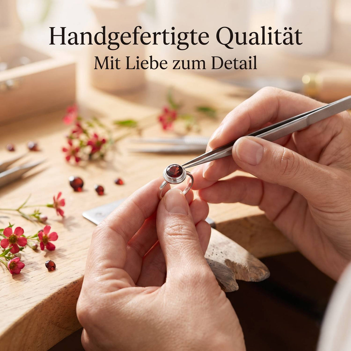 Handgefertigter Silberring mit Granat bei der Schmuckherstellung