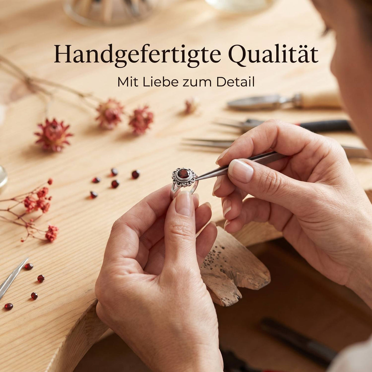 Handgefertigter Silberring mit Granat bei der Schmuckherstellung