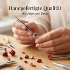 [KI] Handgefertigter Silberring mit Granat bei der Schmuckherstellung