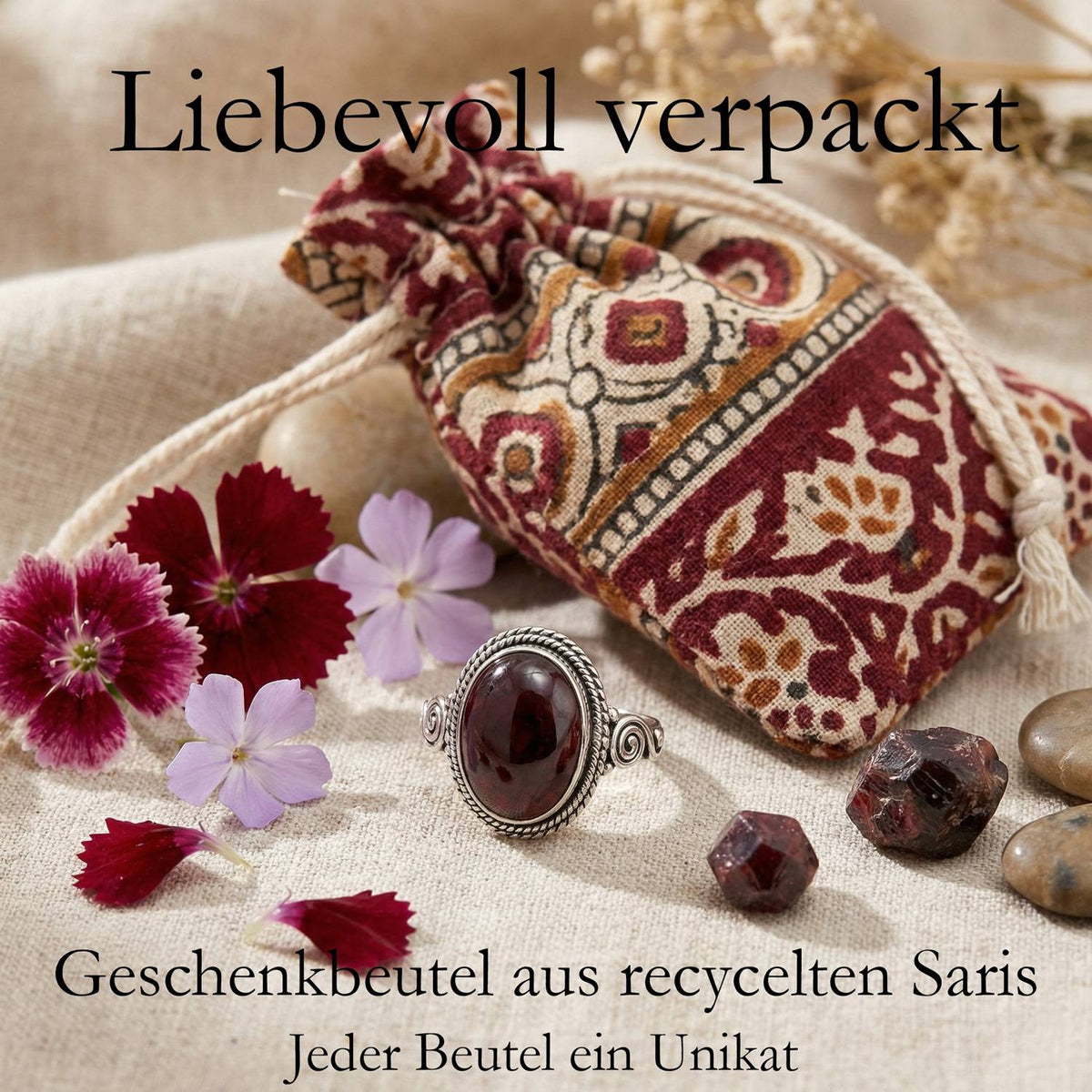 Silberring mit Granat und Geschenkbeutel aus recyceltem Sari