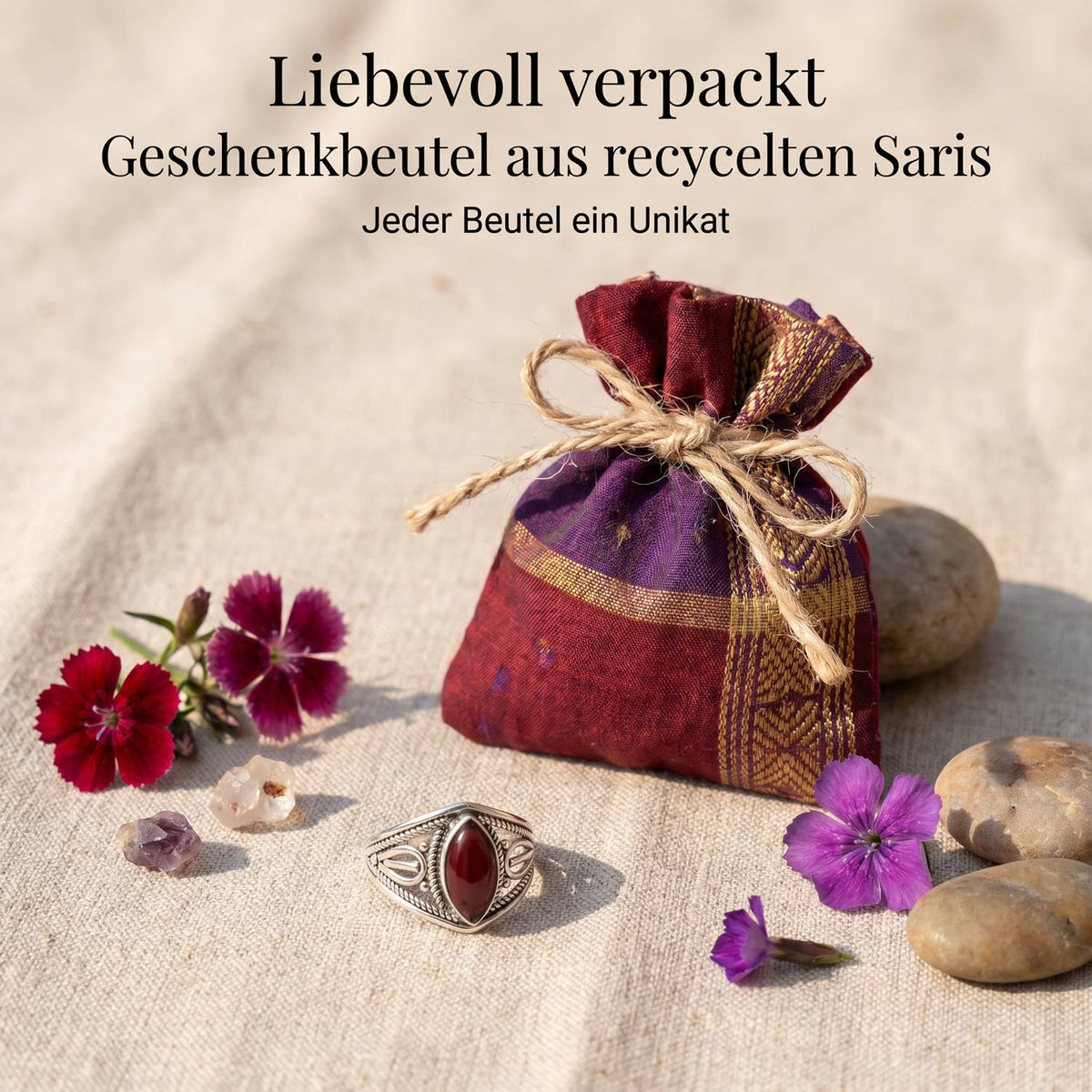 Silberring mit Granat und Geschenkbeutel aus recyceltem Sari