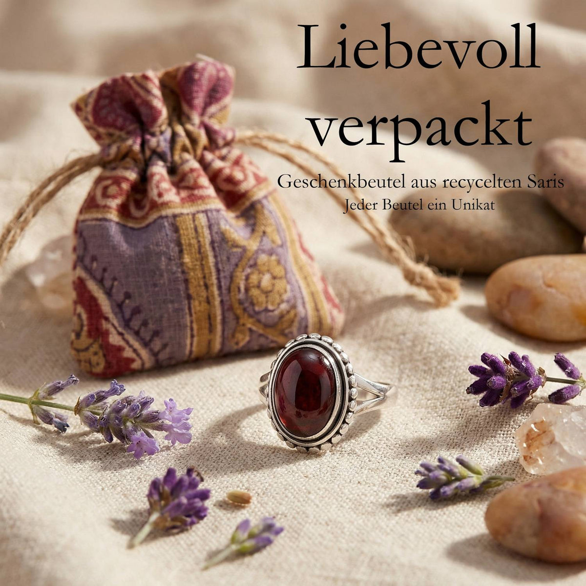 Silberring mit Granat und Geschenkbeutel aus recyceltem Sari