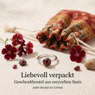 [KI] Silberring mit Granat und Geschenkbeutel aus recyceltem Sari