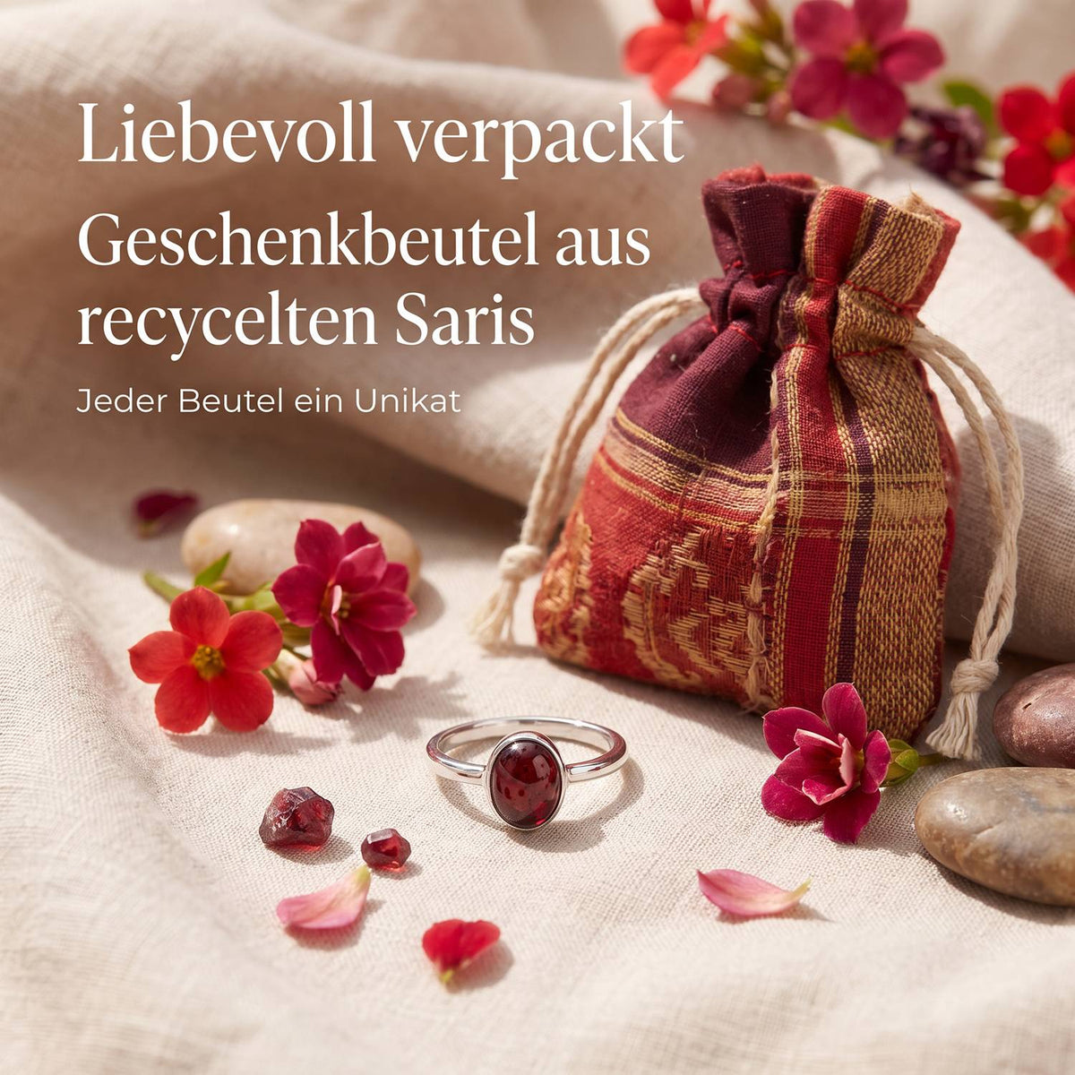 Silberring mit Granat und Geschenkbeutel aus recyceltem Sari