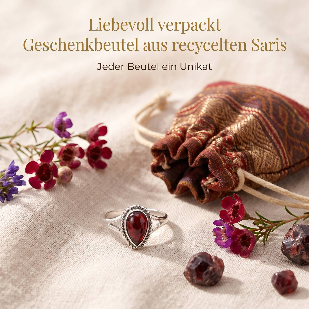 Silberring mit Granat und Geschenkbeutel aus recyceltem Sari