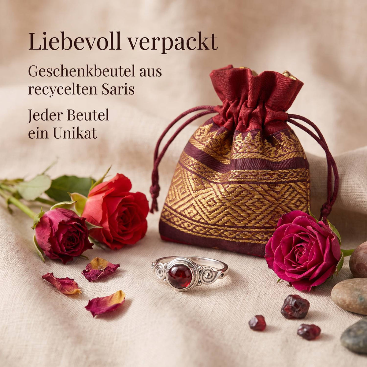 Silberring mit Granat und Geschenkbeutel aus recyceltem Sari