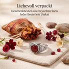 [KI] Silberring mit Granat und Geschenkbeutel aus recyceltem Sari