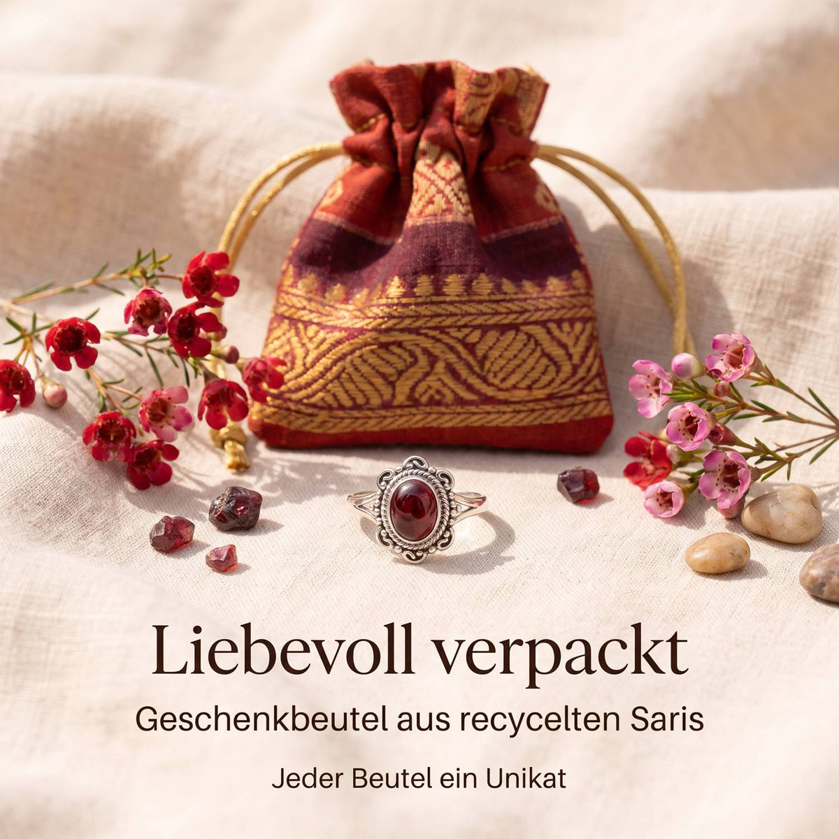 Silberring mit Granat und Geschenkbeutel aus recyceltem Sari