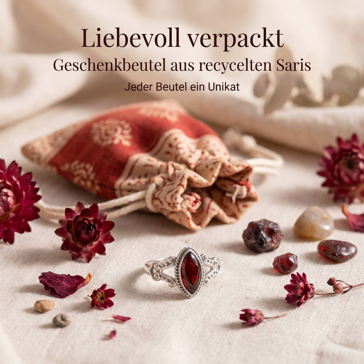 Silberring mit Granat und Geschenkbeutel aus recyceltem Sari