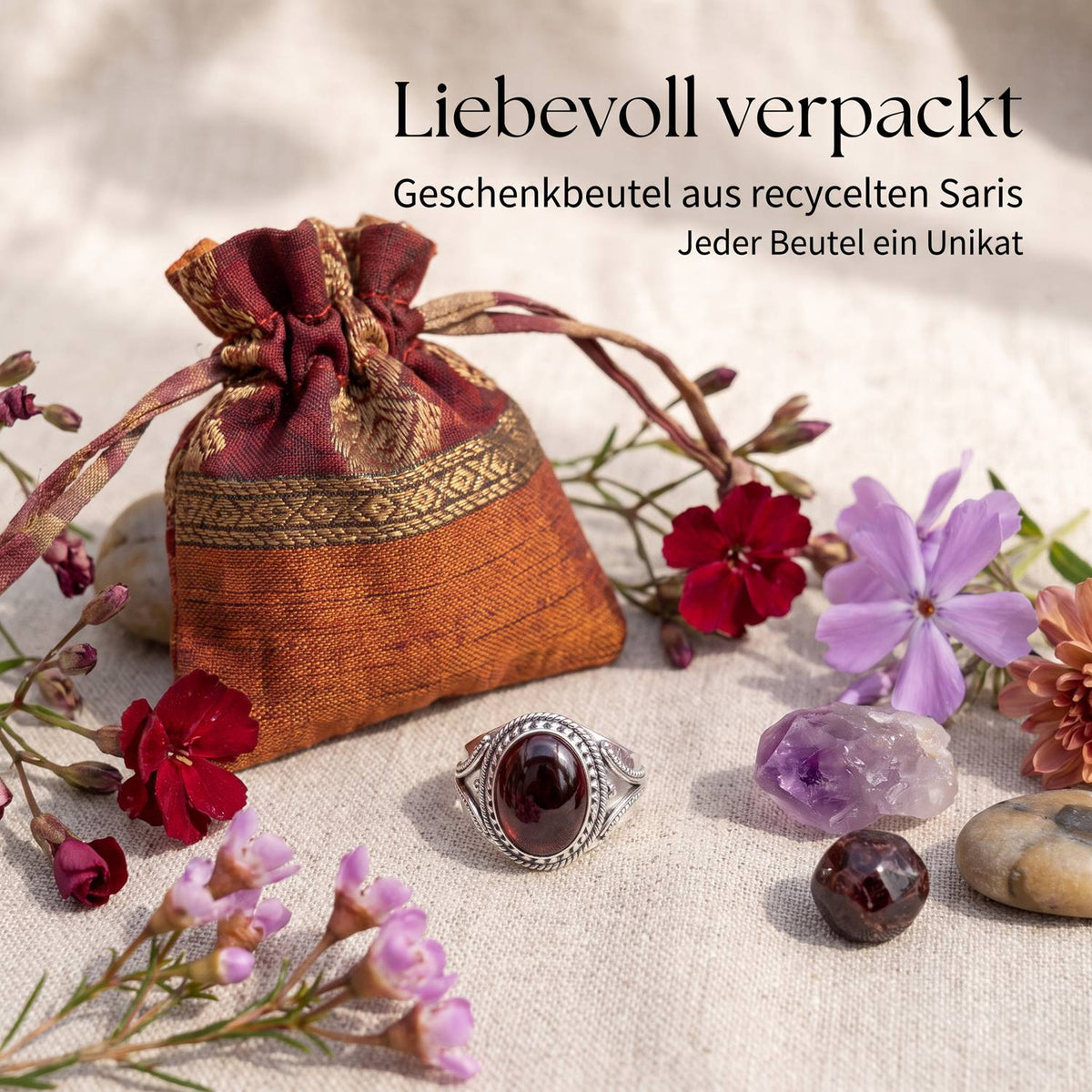 Silberring mit Granat und Geschenkbeutel aus recyceltem Sari