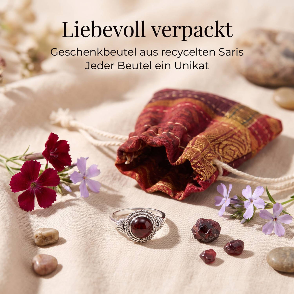 Silberring mit Granat und Geschenkbeutel aus recyceltem Sari
