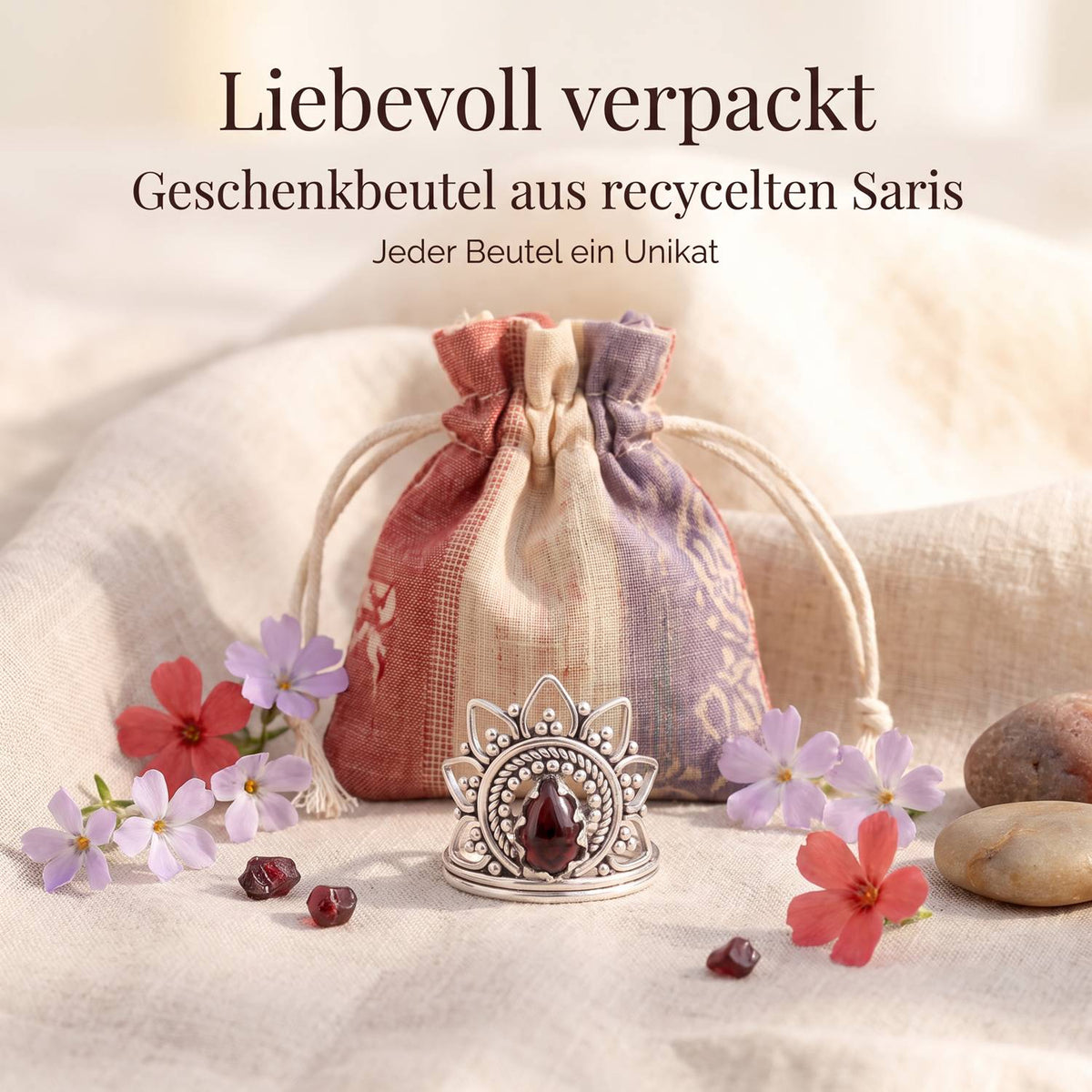 Silberring mit Granat und Geschenkbeutel aus recyceltem Sari