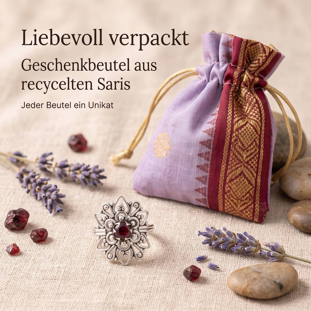 Silberring mit Granat und Geschenkbeutel aus recyceltem Sari
